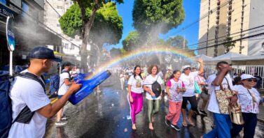 Ação de vaporização de água refresca romeiros durante a Trasladação e o Círio de Nazaré